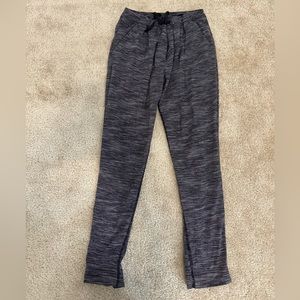 lulu lemon leggings. dark grey. size small.